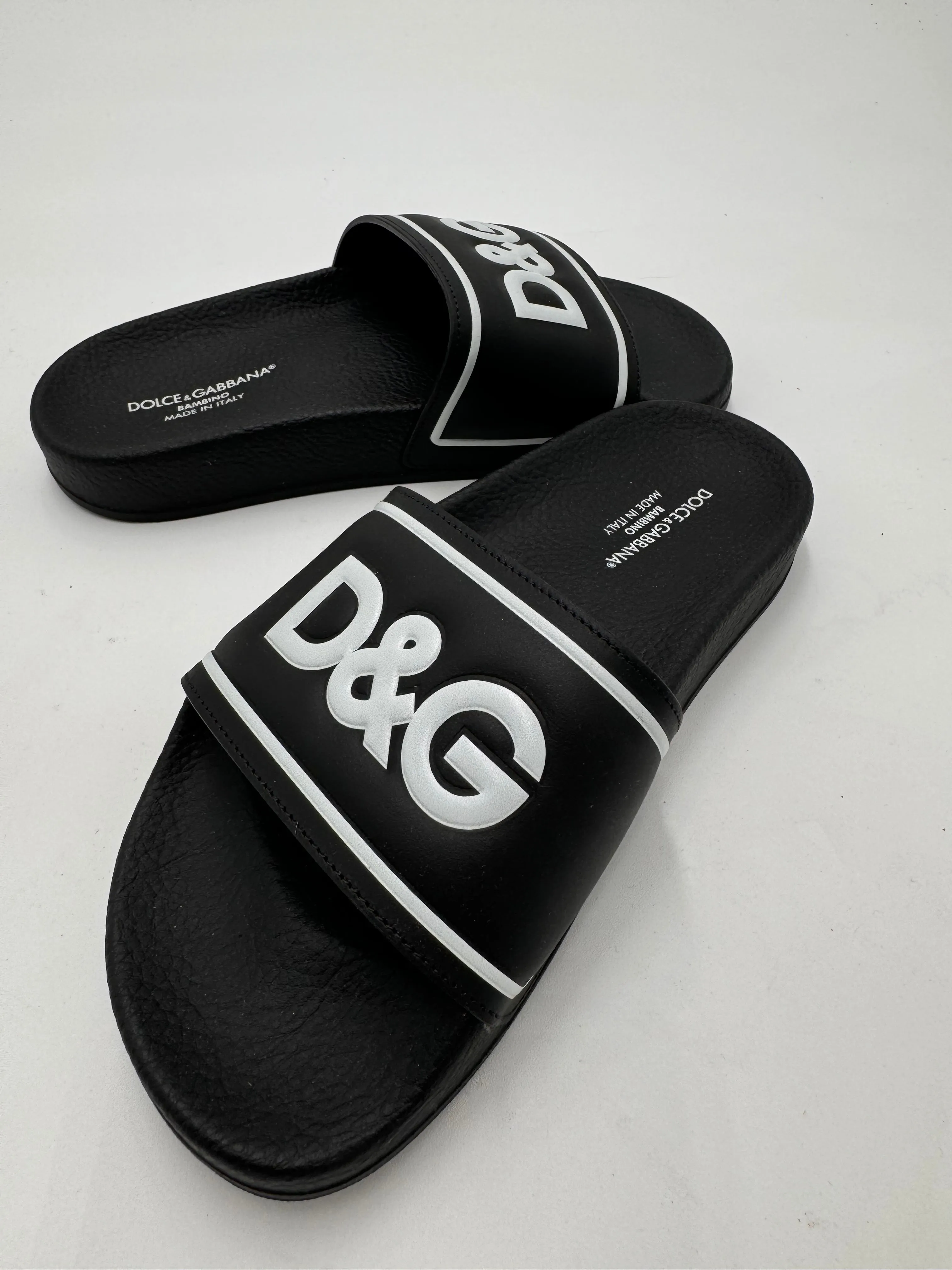 DOLCE & GABBANA children’s black pool slides size 31 (US 12.5)